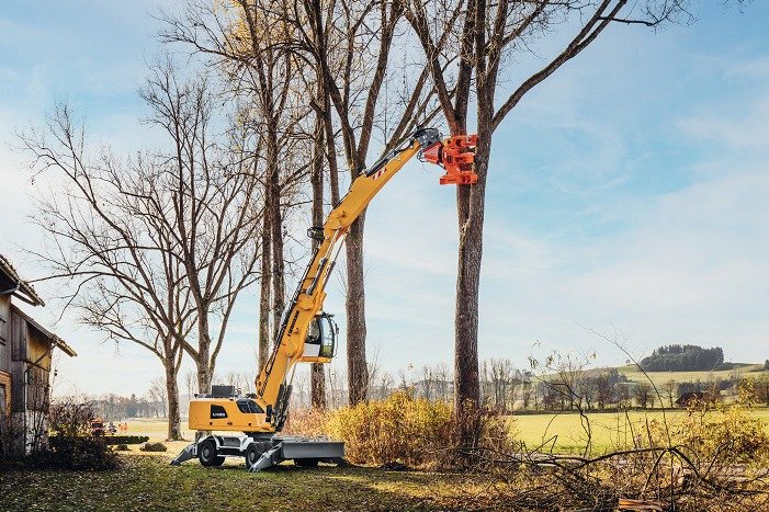 Vielseitige Liebherr-Umschlagmaschine im Einsatz beim Leutkircher Wertstoffhof